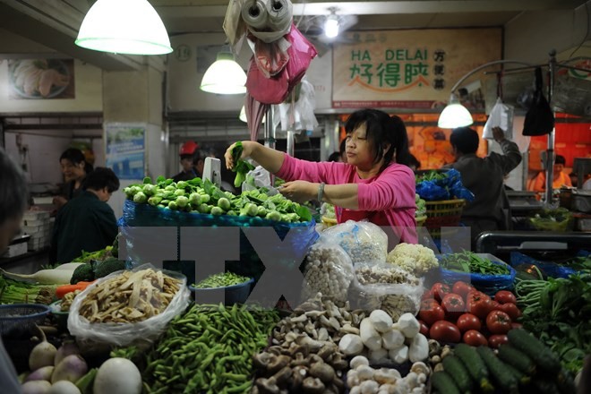 Rau củ được bán tại một khu chợ ở Thượng Hải. (Nguồn: AFP/TTXVN)