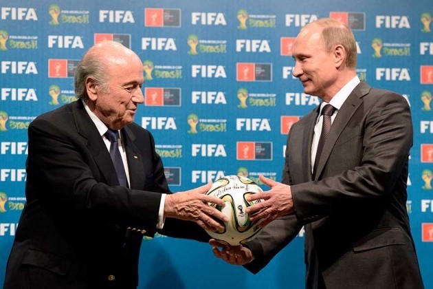 Chủ tịch FIFA Sepp Blatter trao quả bóng tượng trưng cho quyền đăng cai World Cup 2018 cho Tổng thống Nga Vladimir Putin. Nguồn: AFP