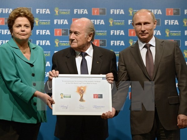 Tổng thống Brazil, Chủ tịch FIFA chuyển giao quyền đăng cai vòng chung kết World Cup 2018 cho Tổng thống Nga tại lễ bế mạc World Cup 2014, ở Brazil ngày 13/7/2014. (Ảnh: AFP/TTXVN)