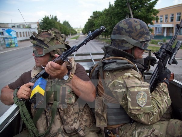 Binh sỹ Ukraine tuần tra tại thành phố miền Đông Mariinka ngày 5/6. (Nguồn: AFP/TTXVN)