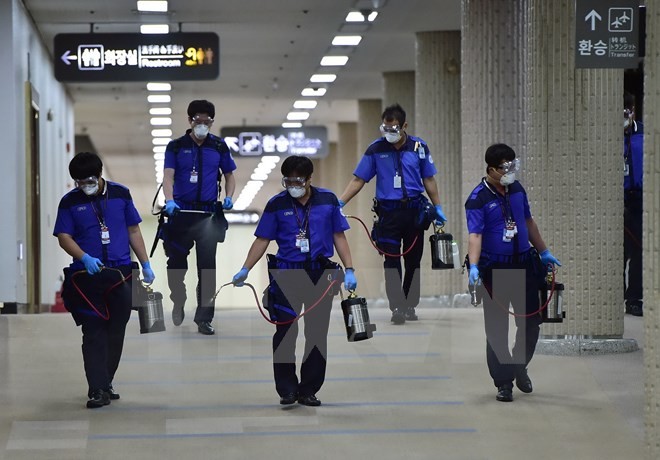 Nhân viên y tế Hàn Quốc phun thuốc khử trùng để ngăn chặn sự lây lan của MERS tại sân bay quốc tế Gimpo thủ đô Seoul ngày 17/6.(Nguồn: AFP/TTXVN)
