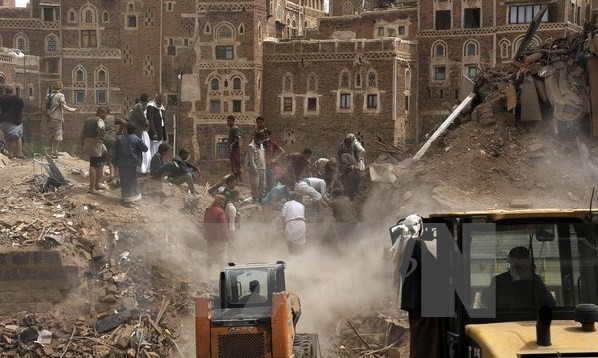 Cảnh đổ nát của thành cổ Sanaa sau vụ oanh tạc của liên quân ngày 12/6. (Nguồn: THX/TTXVN)