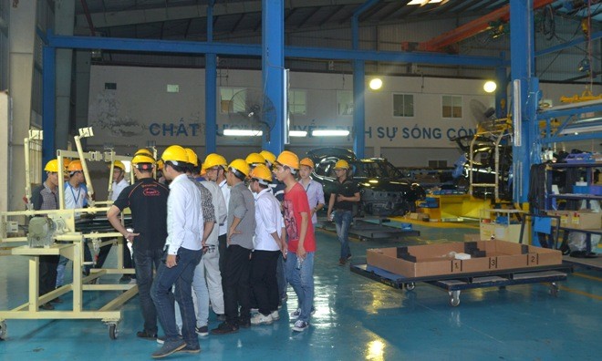 Sinh viên thăm quan nghiên cứu phân xưởng sơn công nghệ cao tại nhà máy Hyundai