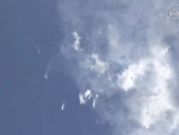 Hình ảnh tên lửa SpaceX Falcon 9 màu trắng vỡ tan thành từng mảnh. (Nguồn: NASA TV)