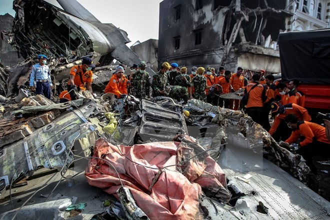 Binh sỹ Indonesia tìm kiếm thi thể các nạn nhân trong vụ tai nạn máy bay. (Nguồn: THX/TTXVN)