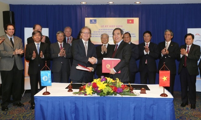 Thống đốc Ngân hàng Nhà nước Việt Nam Nguyễn Văn Bình ký với ông Axel Van Trotsenburg, Phó Chủ tịch Ngân hàng Thế giới (WB) các Hiệp định của 4 dự án vay vốn ưu đãi (IDA) của WB có tổng trị giá 507 triệu USD. 