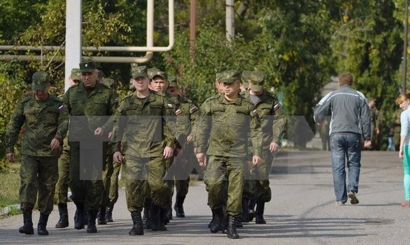 Đoàn đại diện quân đội Nga tại thị trấn Soledar, vùng Donetsk, ngày 27/9/2014. (Nguồn: AFP/TTXVN) 