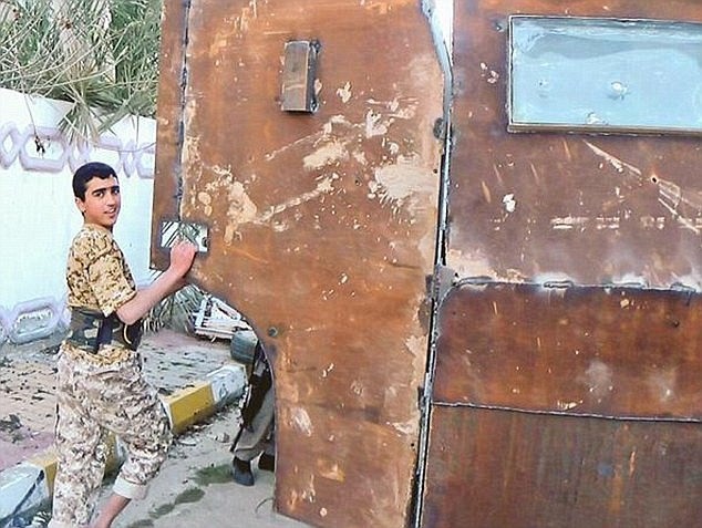 Một thiếu niên người Syria leo lên chiếc xe tải bọc thép, chuẩn bị kích nổ quả bom trên người. Nguồn: Daily Mail