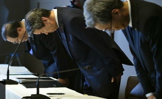 Lãnh đạo cấp cao của tập đoàn Toshiba cúi đầu xin lỗi vì vụ bê bối. Ảnh: AFP