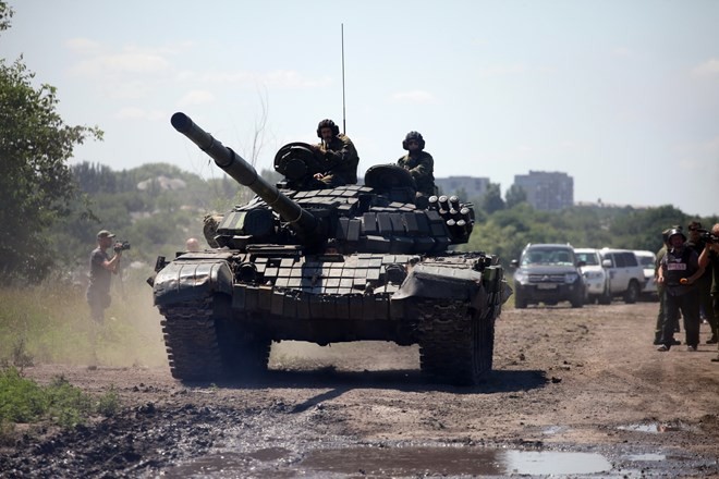 Xe tăng của lực lượng ly khai rút khỏi chiến tuyến ở Donetsk, ngày 19/7. (Nguồn: AFP)