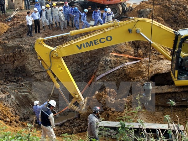 Khắc phục sự cố vỡ đường ống dẫn nước sạch sông Đà về Hà Nội tháng 1/2015. (Ảnh: Tuấn Anh/TTXVN)