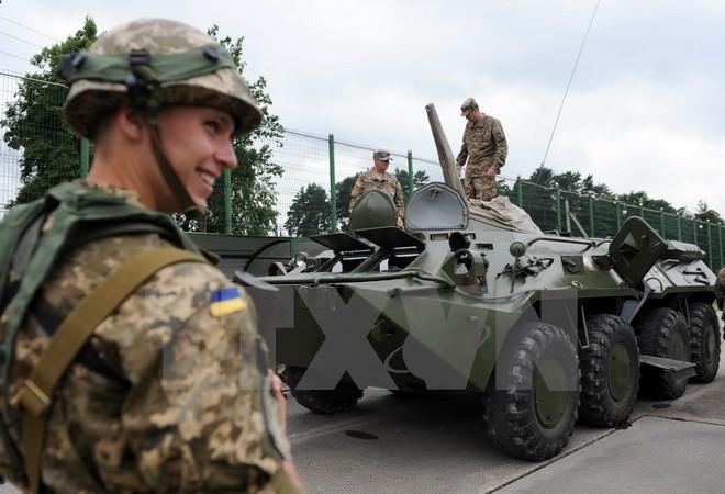 Binh sỹ Ukraine và Mỹ trong một cuộc tập trận. (Nguồn: AFP/TTXVN)