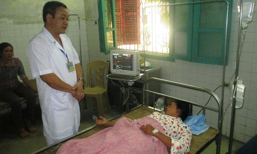Chị Luyến và con gái đang tiếp tục được điều trị tại Bệnh viện đa khoa huyện Triệu Sơn. Ảnh: Hoàng Lam