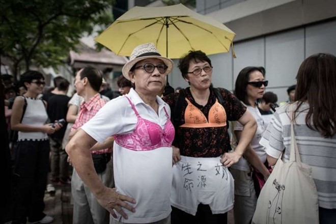 Người biểu tình Hong Kong mặc áo ngực phụ nữ phản đối cảnh sát (Nguồn: AFP)