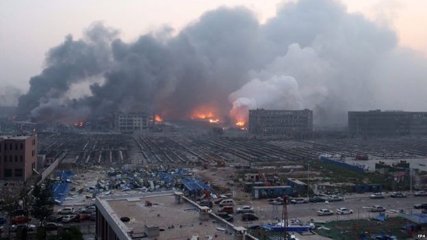 Hàng loạt vụ nổ lớn làm rung chuyển khu công nghiệp.