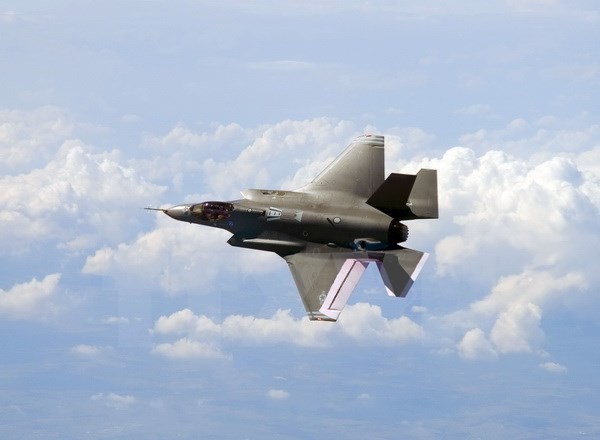 Một máy bay F-35 trong phi đội không kích hỗn hợp.