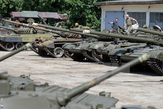 Quân nhân Ukraine kiểm tra các xe tăng T-72 tại thành phố miền tây Lviv ngày 7/8. (Nguồn: AFP/TTXVN)