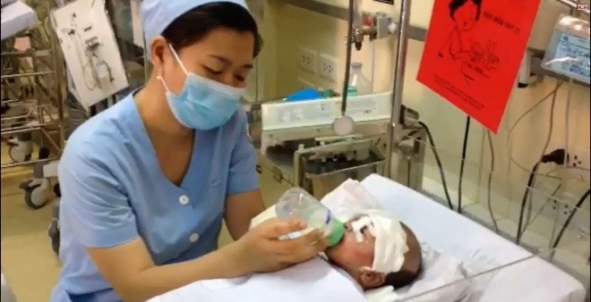Hình ảnh em bé đã có thể bú sữa mẹ qua bình do bệnh viện cung cấp.