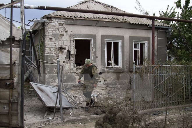 Một ngôi nhà lại làng Sartana, gần Mariupol, khu vực Donetsk, miền đông Ukraine bị phá hủy trong cuộc đụng độ ngày 17/8. (Nguồn: AFP/TTXVN)