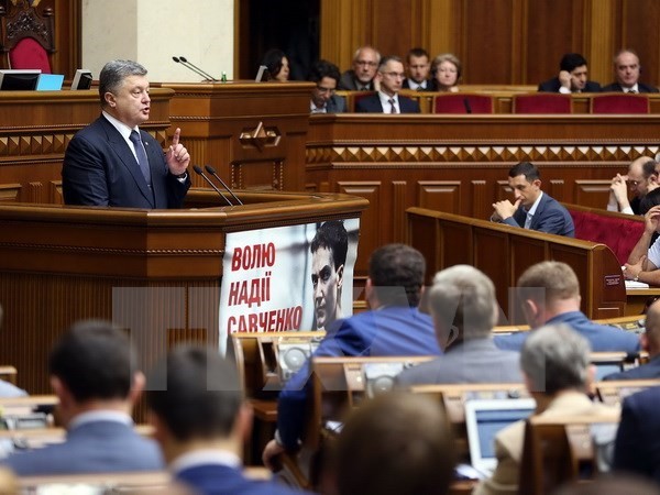 Tổng thống Ukraine Petro Poroshenko phát biểu tại một phiên họp Quốc hội. (Nguồn: AFP/TTXVN)