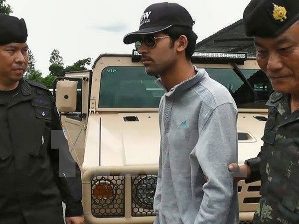 Cảnh sát áp giải một nghi can vụ đánh bom đền Erawan (giữa) tại quận Aranyaprathet, tỉnh Sa Kaeo ngày 1/9. (Nguồn: AFP/TTXVN)