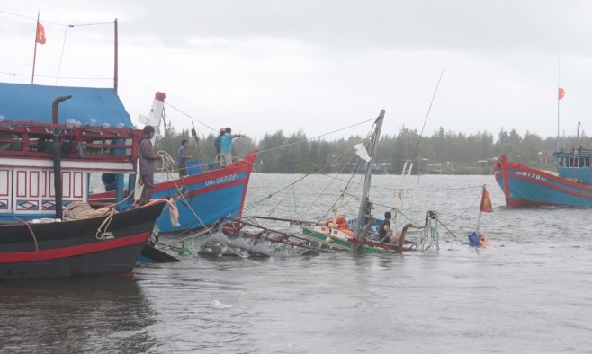 Ba tàu cá của ngư dân Núi Thành được huy động để trục vớt tàu QNa 90208. Ảnh Nguyễn Thành