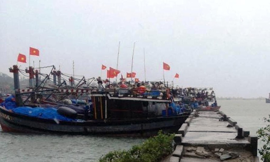 Tàu thuyền đánh bắt xa bờ được kêu gọi vào bờ neo đậu an toàn tại xã Phú Thuận, Phú Vang, TT-Huế ngày 14/9. Ảnh: Ng.Vương