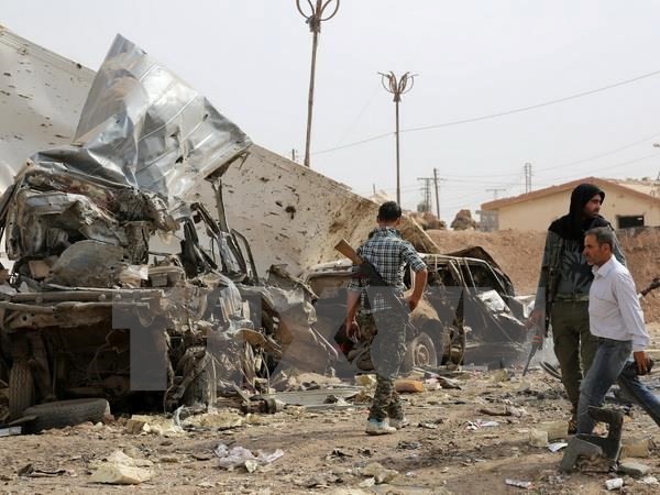 Lực lượng an ninh người Kurd điều tra tại hiện trường vụ đánh bom. (Nguồn: AFP/TTXVN)