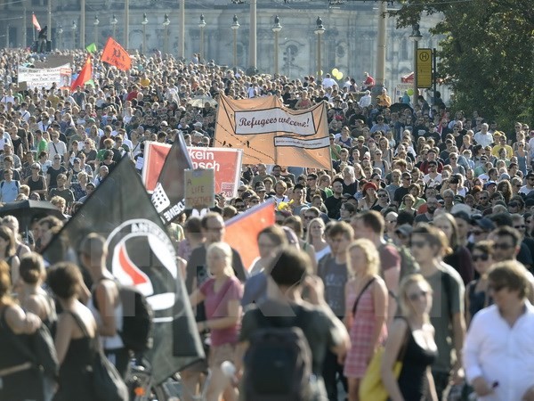 Quang cảnh cuộc tuần hành của những người ủng hộ chủ trương tiếp nhận người di cư tại Dresden (Đức) ngày 29/8. (Nguồn: AFP/TTXVN)