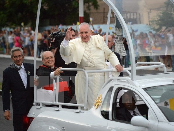 Nhân dân Cuba vui mừng chào đón Giáo hoàng Francis I (giữa) ở thủ đô La Habana ngày 19/9. (Nguồn: AFP/TTXVN)