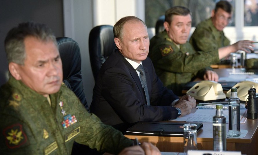 Cùng với Bộ trưởng Quốc phòng và các quan chức quân đội, ông Putin đã theo dõi các máy bay chiến đấu của Nga tấn công vào các mục tiêu giả định trong cuộc tập trận có tên Centre 2015.