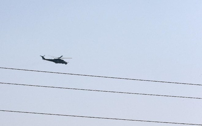 Một chiếc trực thăng Mi-35 Hind do Nga sản xuất bay trên bầu trời Latakia ở Syria hôm 24/9 (Nguồn: AFP)