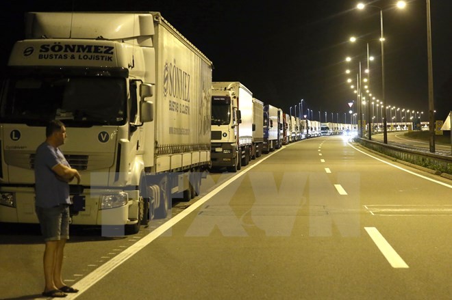Đoàn xe tải xếp hàng dài trên đường cao tốc gần Batrovci ở biên giới Serbia-Croatia ngày 23/9. Nguồn: AFP/TTXVN