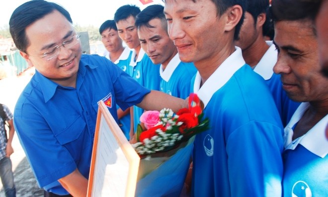 Anh Nguyễn Anh Tuấn, Bí thư T.Ư Đoàn, động viên, tặng quà các thành viên CLB ngư dân trẻ thị trấn Thuận An và xã Phú Thuận.