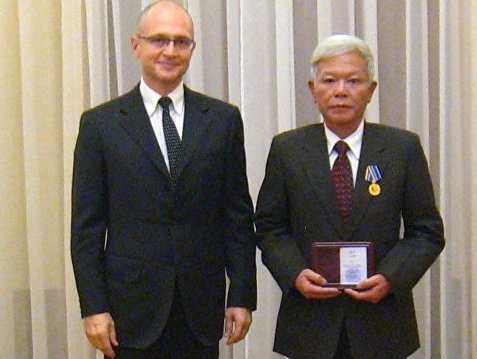 Nguyên Phó Viện trưởng Viện Nghiên cứu Hạt nhân Đà Lạt Nguyễn Thanh Bình (phải) nhận kỷ niệm chương từ Tổng giám đốc ROSATOM Sergey Kirienko