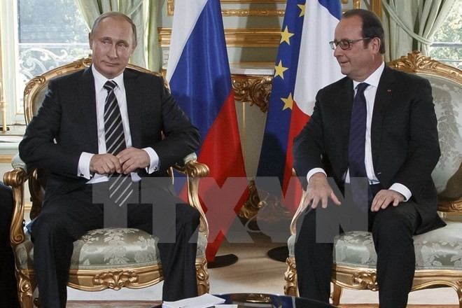 Tổng thống Nga Vladimir Putin (trái) và Tổng thống Pháp Francois Hollande tại cuộc gặp song phương ngày 2/10. (Ảnh: AFP/TTXVN)