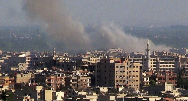 Cột khói bốc lên sau một vụ bắn đạn pháo ở Damascus Nguồn: Sputnik