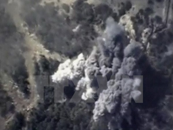 Khói bốc lên từ một vụ không kích của Nga nhằm vào mục tiêu IS tại Syria. (Nguồn: Reuters/TTXVN)
