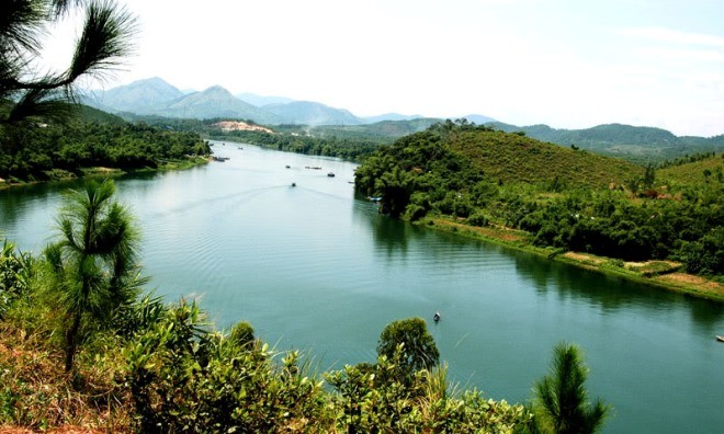 Cảnh đẹp sông Hương nhìn từ đồi Vọng Cảnh.