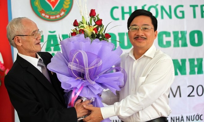 Chủ tịch Hội Cựu TNXP Cao Bằng tặng hoa Phó TBT Báo Tiền Phong Vũ Tiến cám ơn sự quan tâm của báo và các nhà tài trợ tới các cựu TNXP .