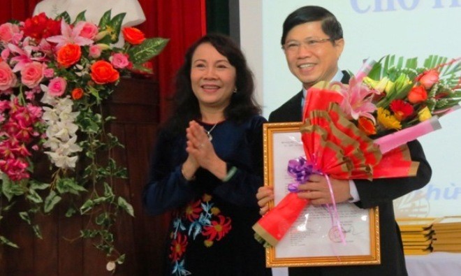 Thứ trưởng Nguyễn Thị Nghĩa (bìa trái) trao quyết định của Bộ GD&ĐT công nhận tỉnh TT-Huế đạt chuẩn phổ cập GDMN cho trẻ 5 tuổi. Ảnh: H.N.M