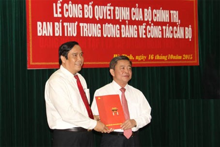 Phó Ban tổ chức Trung ương Nguyễn Thanh Bình trao quyết định cho ông Võ Kim Cự. 