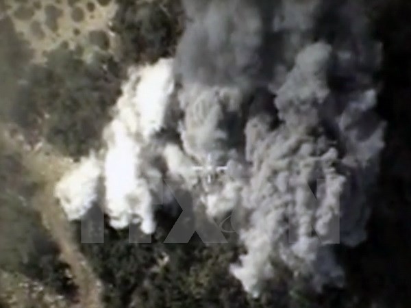 Khói lửa bốc lên sau một vụ không kích của Nga nhằm vào mục tiêu IS tại Syria. (Nguồn: AFP/TTXVN)