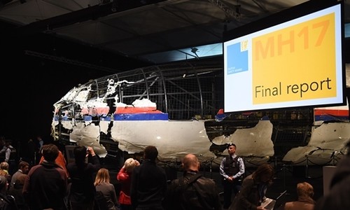 Mảnh vỡ MH17 được trưng bày trong buổi công bố báo cáo cuối cùng về thảm họa MH17 ở căn cứ không quân Gilze Rijen, Hà Lan. Ảnh: AFP.