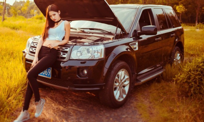 Thiếu nữ khoe vẻ đẹp trong sáng bên Range Rover Freelander 2