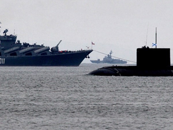 Tàu tuần dương tên lửa dẫn đường Varyag (trái) và tàu ngầm lớp Varshavyank của hải quân Nga. (Nguồn: RT)