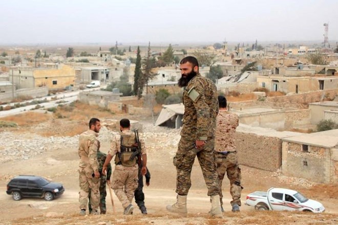 Binh sỹ quân chính phủ Syria ở làng Jabboul, ngoại thành phía đông Aleppo, sau khi chiếm được từ tay IS hôm 24/10. (Nguồn: AFP) 