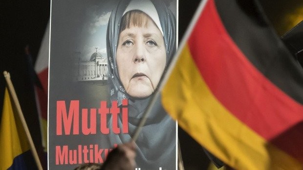 Một biểu ngữ trong cuộc biểu tình phản đối bà Angela Merkel tại Erfurt, miền Trung nước Đức - Ảnh: AP