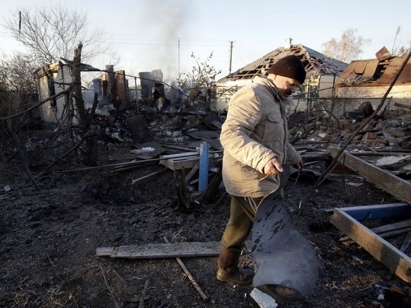  Người dân Ukraine thu dọn đống đổ nát của ngôi nhà bị phá hủy sau vụ cháy nổ kho đạn hôm 30/10. (Nguồn: AFP/TTXVN)