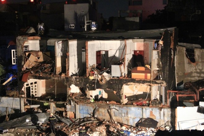 Hiện trường vụ nổ lớn khiến 3 người chết, gần trăm căn nhà hư hỏng. Ảnh: Việt Văn